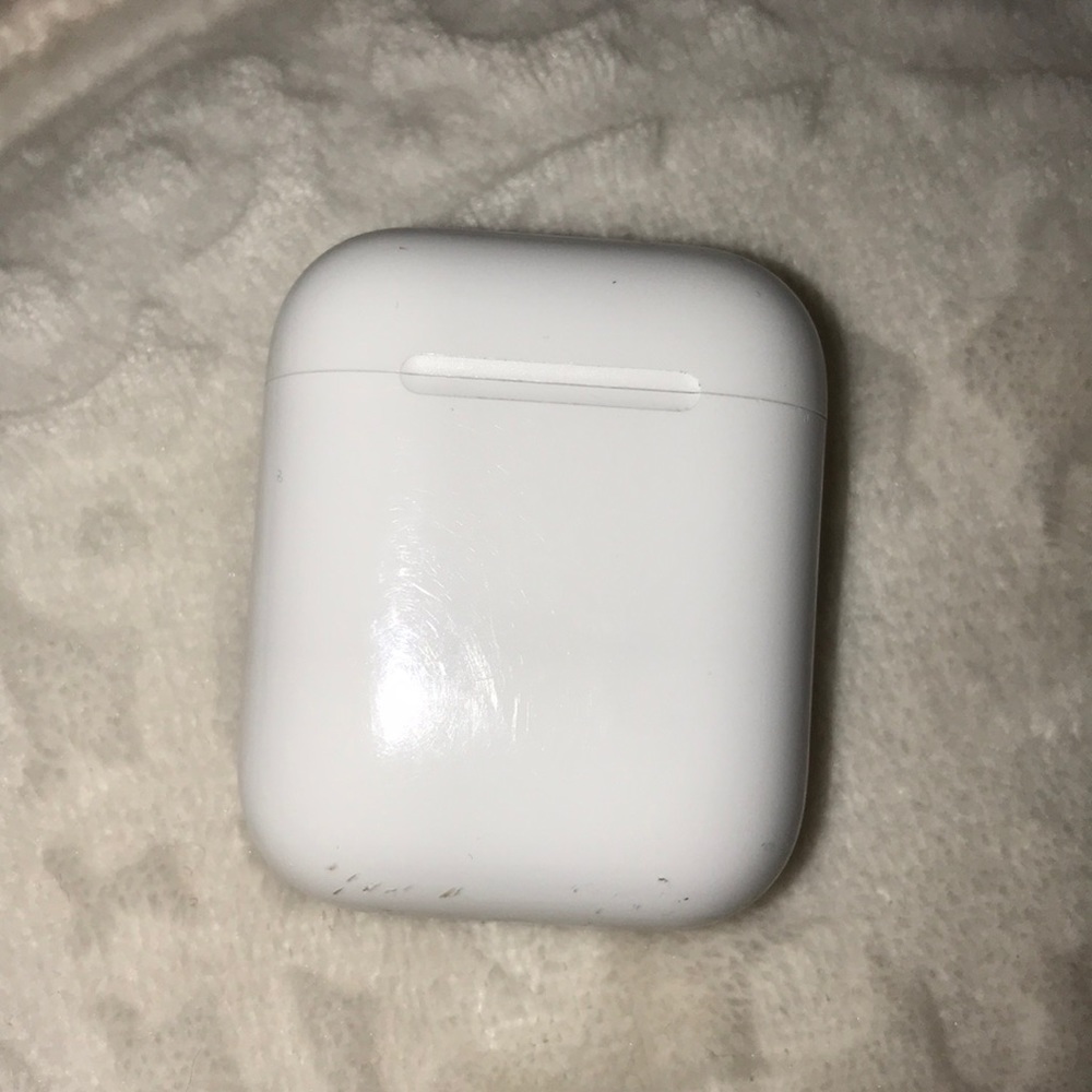AirPods charging case